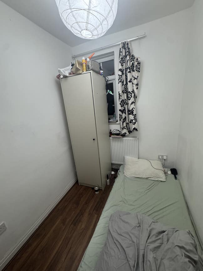 Urgent room available. Best offer on spareroom Main Photo