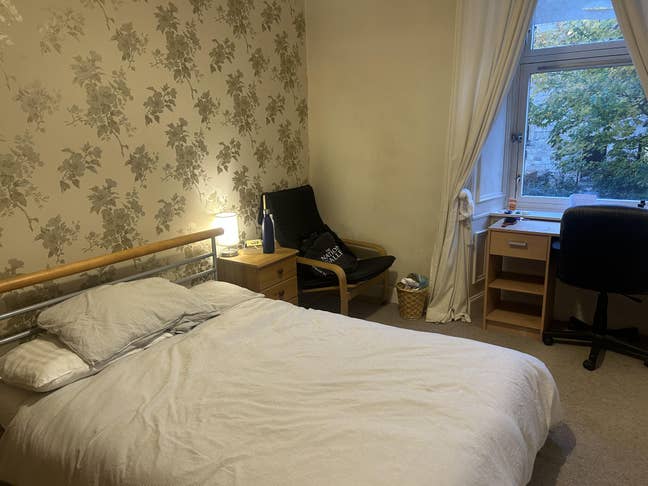 Double bedroom in the West End Main Photo