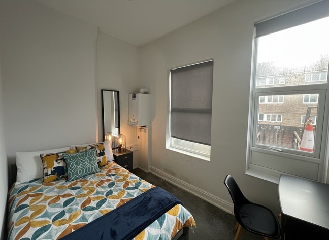 Double Room in Well-Maintained Radford HMO Main Photo