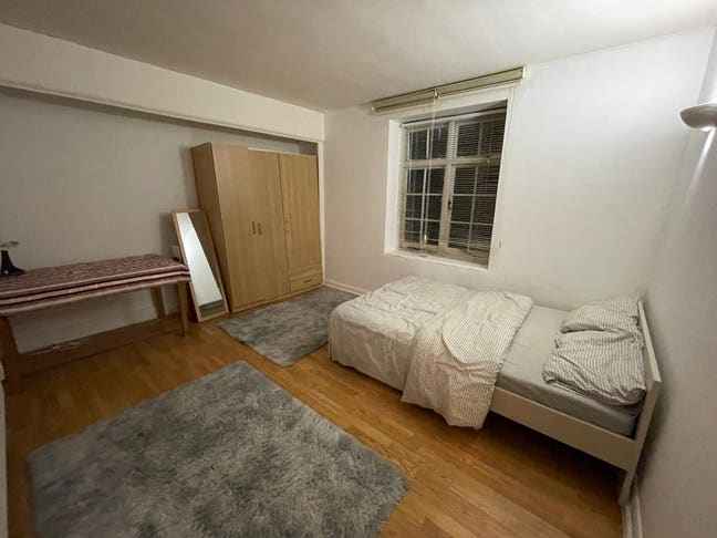 Room in a 3-Bedroom Flat in NW11 Main Photo