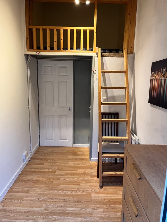  Unusual Room in Shared House . Main Photo