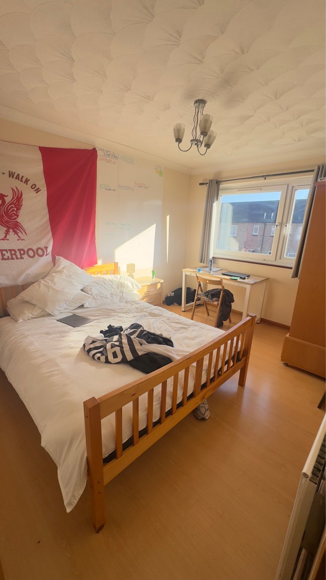 Large and Sunny bedroom Main Photo