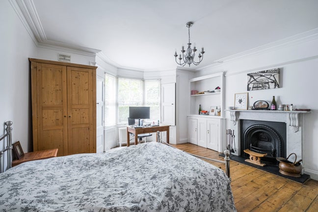 Large Bright Airy Room Main Photo