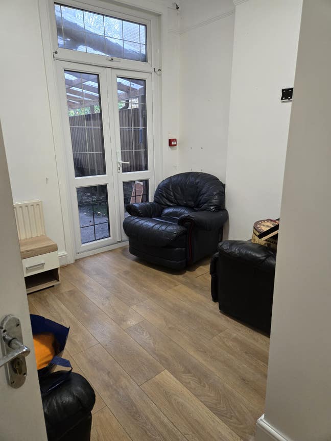 4 doubles in luring ensuites  available in Lewisha Main Photo