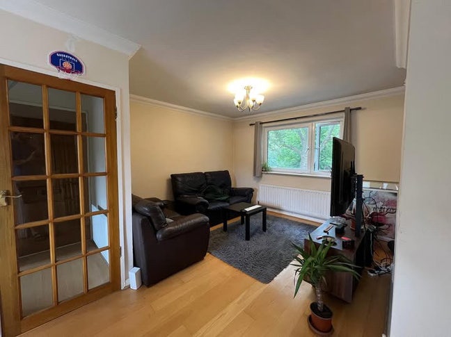 Large and Sunny bedroom Main Photo