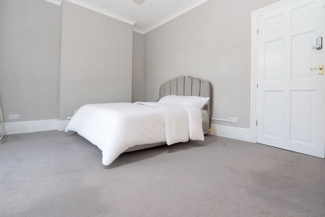 3 Beautiful Rooms + Garden in Mile End  Main Photo