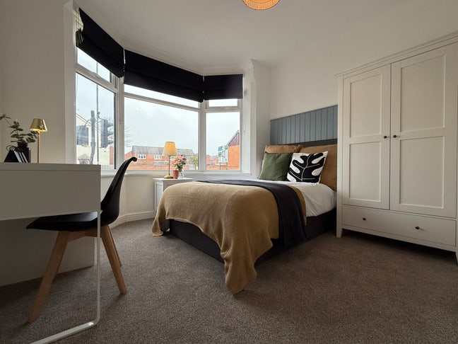 Professional Houseshare - Lawford Road Main Photo