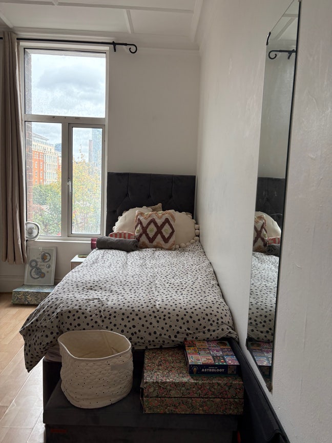 Flat 6 is looking for a new roomie  Main Photo