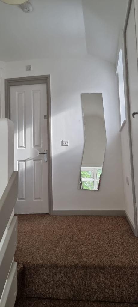 One big double room to rent in a house Main Photo