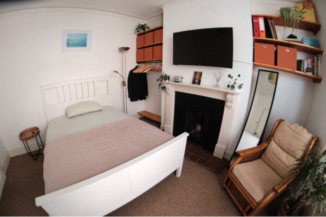 Spacious bedroom - Central Brighton Main Photo