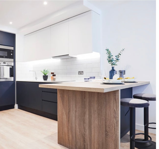 Luxury 1BR Manchester City – All-Inclusive Rent Main Photo