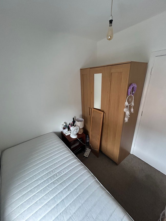 Single room to share in all girl flat Town centre  Main Photo