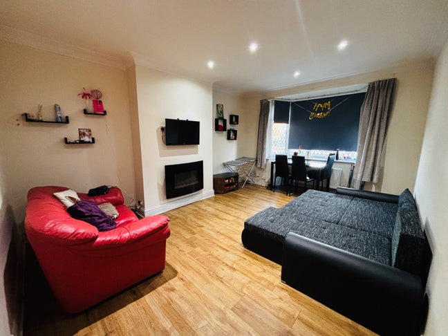 Single Room Available for Female Tenant Main Photo