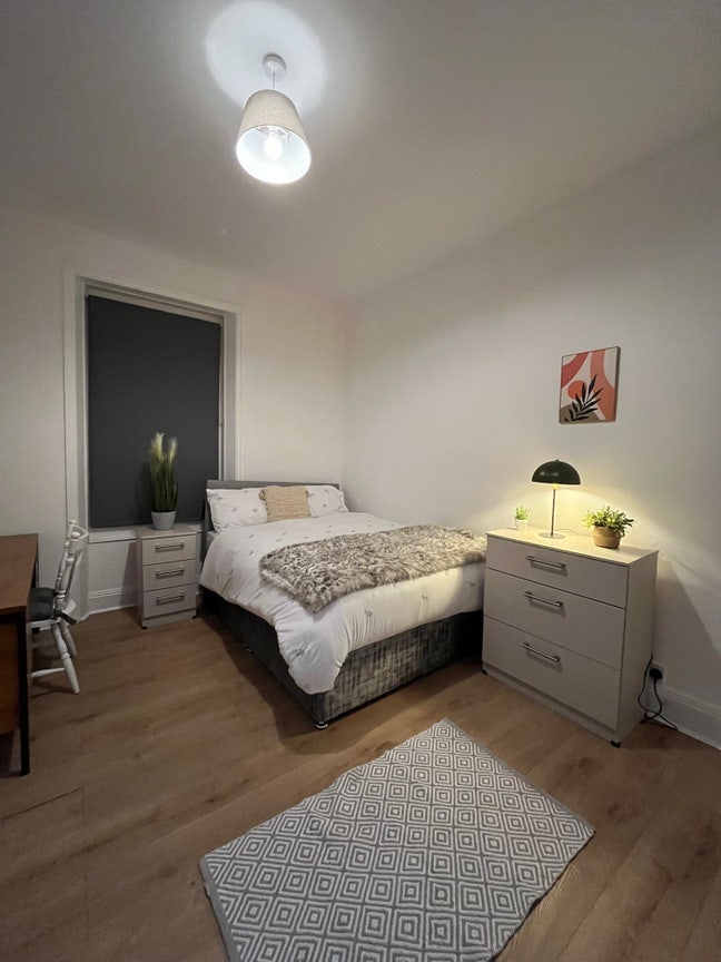 Spacious double room L7 in friendly house 🏡 Main Photo