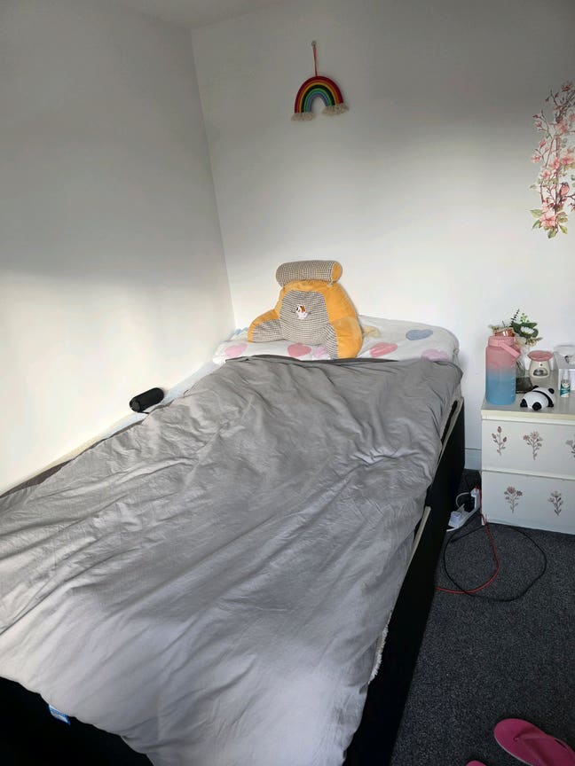 Spacious double bedroom. Main Photo