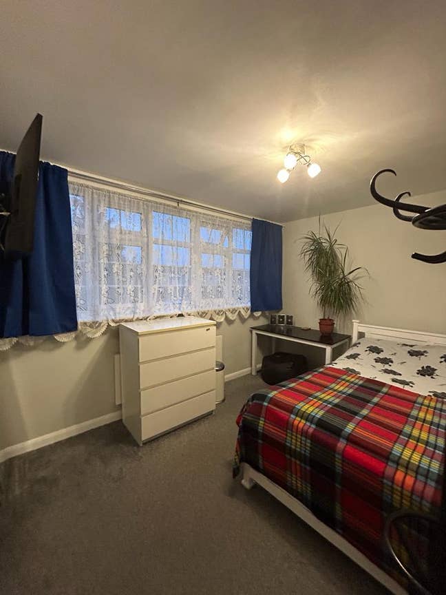 Rent £700 pm bills inclusive- E16 3LS £300 deposit Main Photo