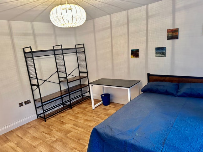 Extra large room near by shops in Winton  Main Photo