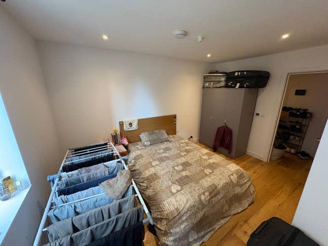 Double room in modern flat Main Photo
