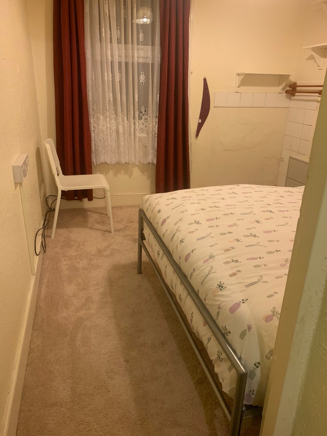 A double bed room available Main Photo