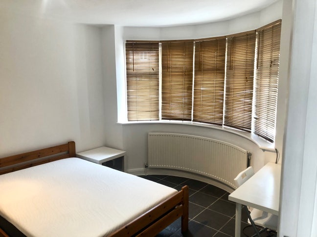 Large Double Room - Near Station Main Photo