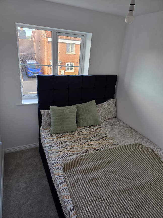 Furnished Room with separate bathroom Main Photo