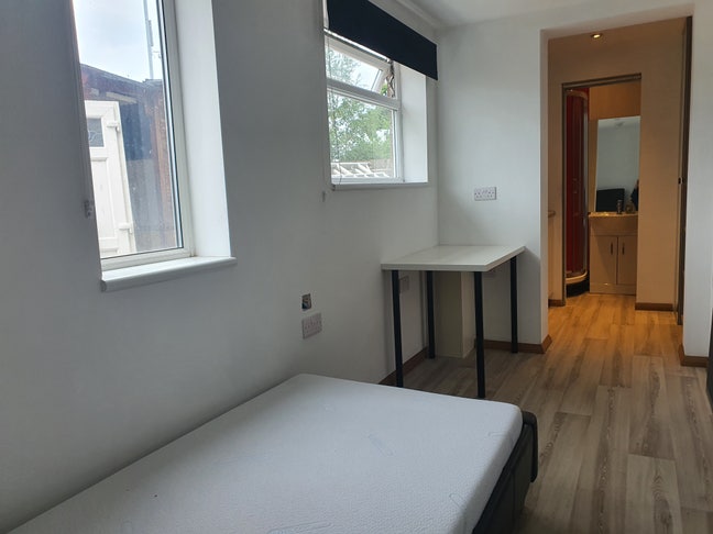 Ensuite room in Corby Main Photo