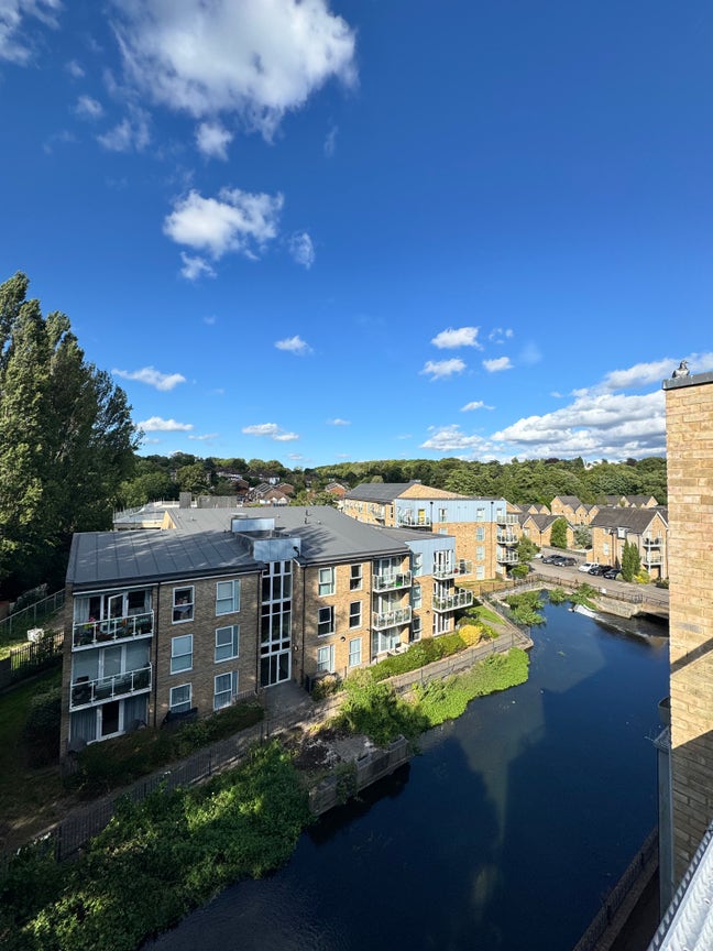 Cosy 2-Bed Short Term Let by Harry Potter Studios Main Photo