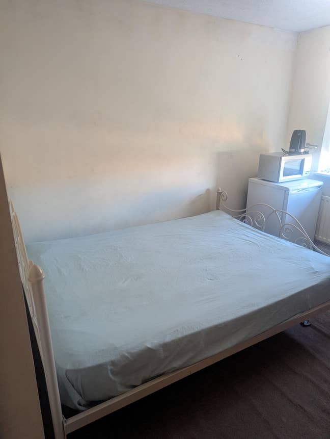 A Double Bedroom in a House to Rent Available Now! Main Photo
