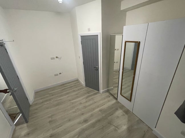 ✨ Modern Studio with En-Suite & Kitchenette – All  Main Photo