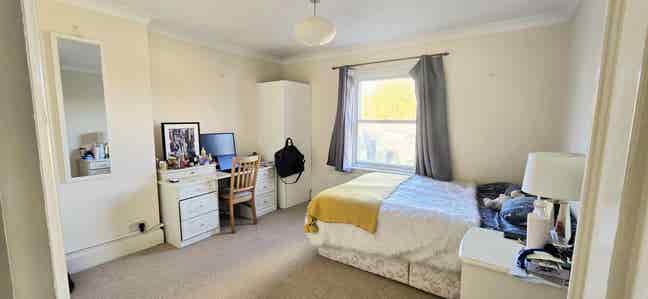 Spacious double bedroom in St Stephen's Garden Main Photo