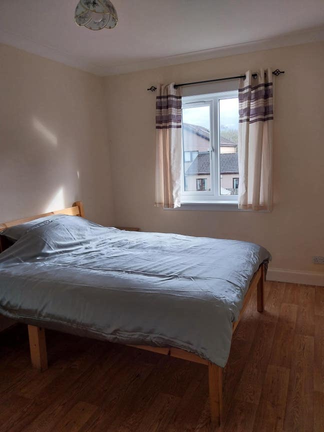 Double Room Nr Airport, M8 & train  Main Photo