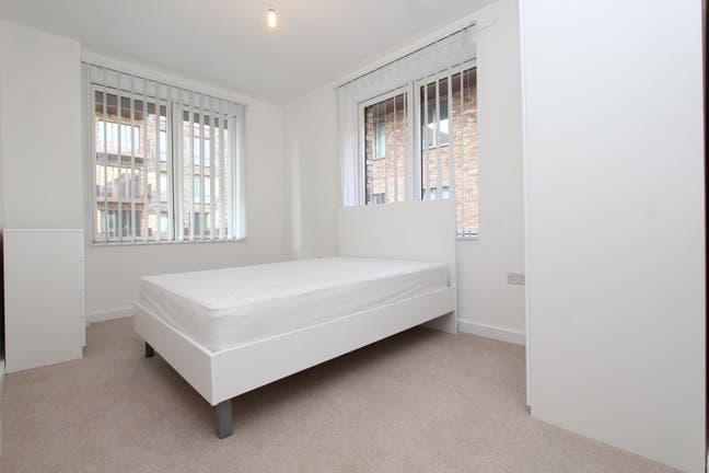 Very modern en-suite in Docklands  E16 - December Main Photo