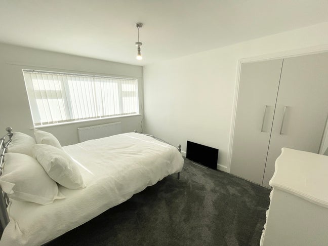 Bright Double Room in Friendly House! Main Photo