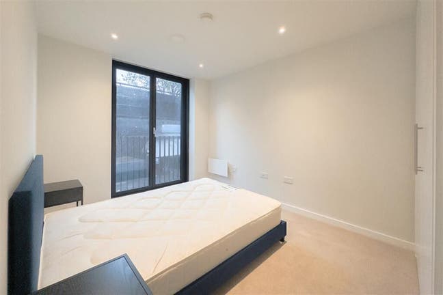 Double Room + Own Bathroom in City Centre  Main Photo