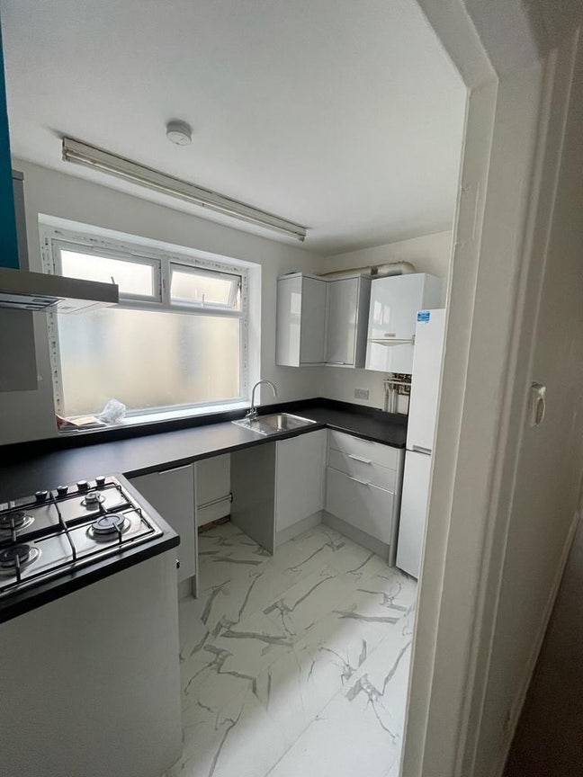 Single Room to Rent  Main Photo