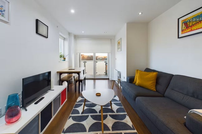 Modern Bright and Airy Furnished One-Bedroom Flat Main Photo