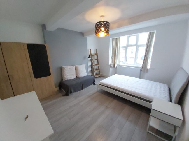 Professional House Share WIFI Weekly Cleaner  Main Photo