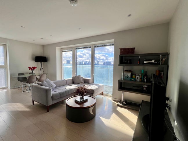 Modern Room w Private Ensuite Stratford Couples OK Main Photo