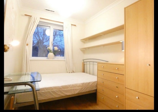 Small double room £740 bills inc. Guildford  Main Photo