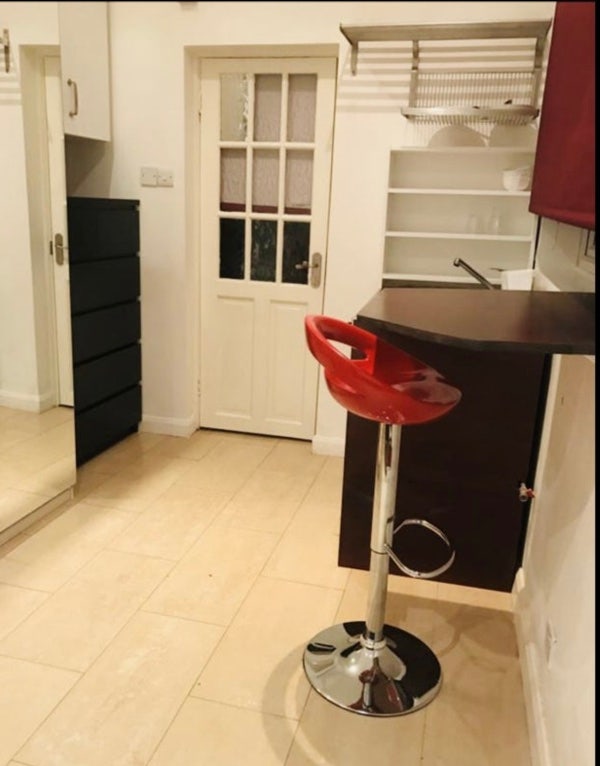 Studio flat -quiet- 5 Min walk to Hendon tube Main Photo