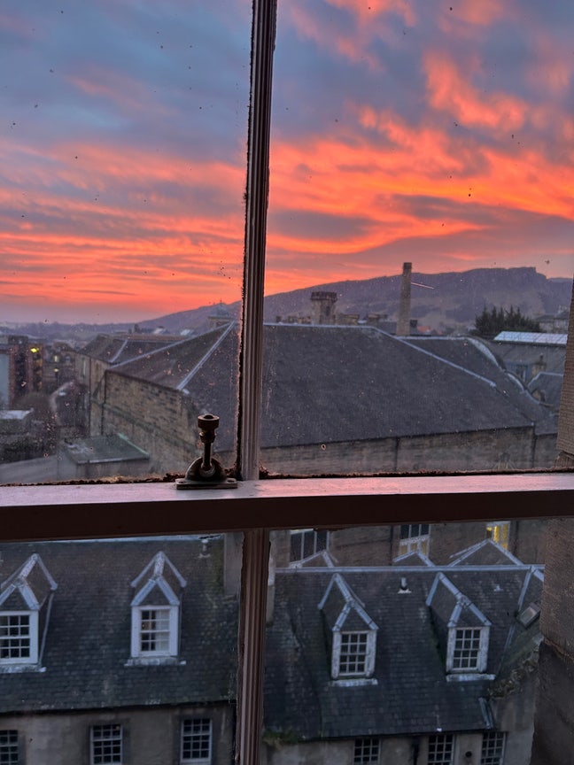 Cozy double room in front of UoE with a view!🌊 Main Photo