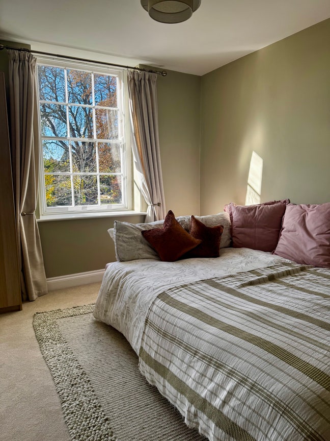 Large double room in Georgian flat  Main Photo