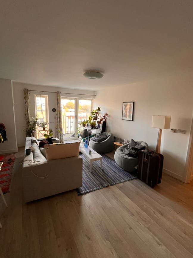 Room available in quiet sunny flat East London Main Photo