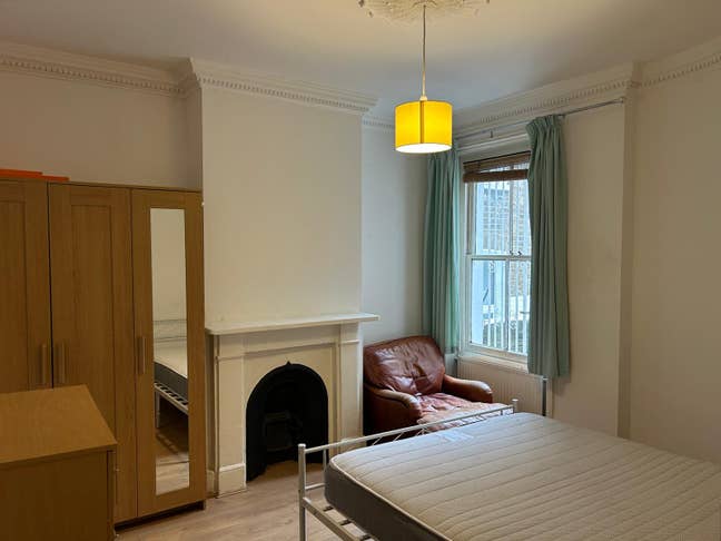 Double room in friendly Queen's Park garden flat Main Photo