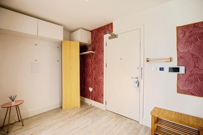 Short Let - 1 Bedroom Flat  Main Photo