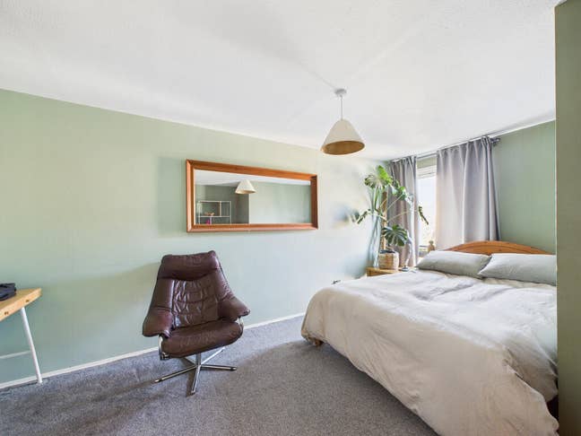 Basic room in basic house for basic price Main Photo