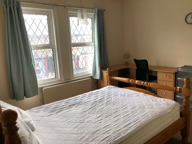 Lovely rooms in spacious house Short/long lets Main Photo