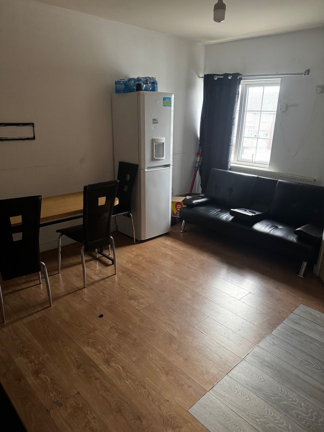 Room available in 2 bedroom flat Main Photo