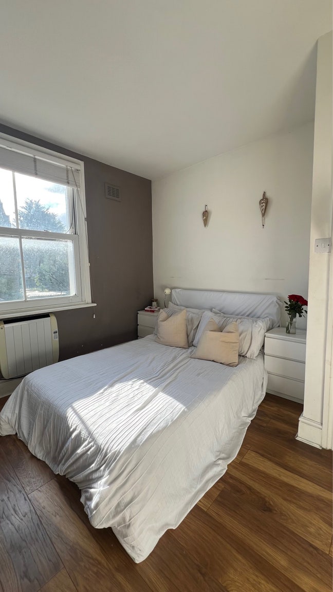 Bright Double Room with Private Bathroom Main Photo
