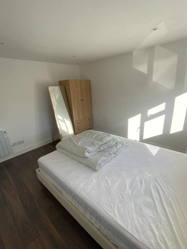 Furnished king size Room in a semi detached house Main Photo